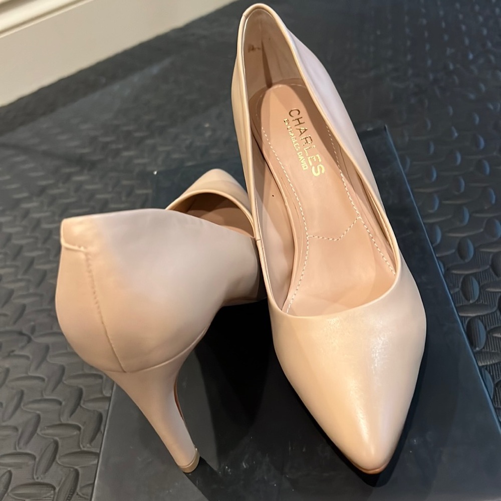 Charles David Beige Leather pumps heels 6.5 NIB